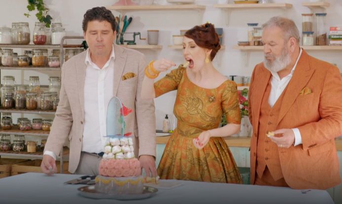 Juryleden Herman Van Dender en Regula Ysewijn proeven van Julie's 'Belle en het beest'-taart in Bake Off Vlaanderen.
