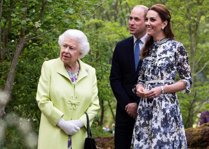 Kate en William met de Queen.
