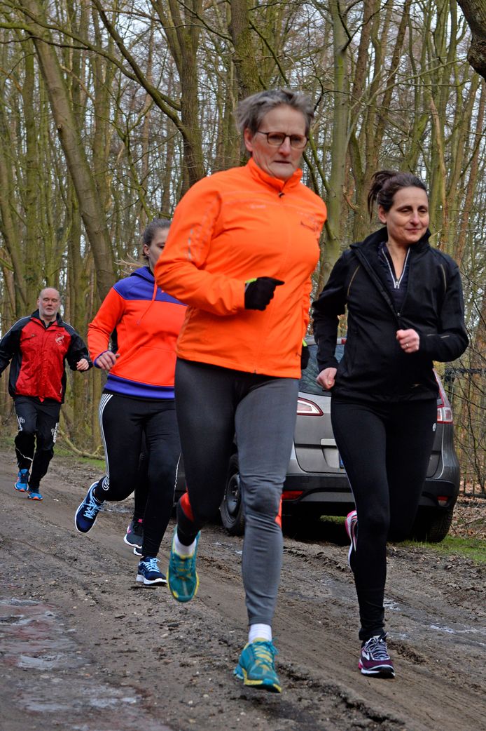 Deelnemers aan de  eerste les van de nieuwe cursus Start to Run van de Loopgroep Wierden.