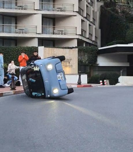 Une Citroën Ami se renverse dans un virage du circuit de Monaco