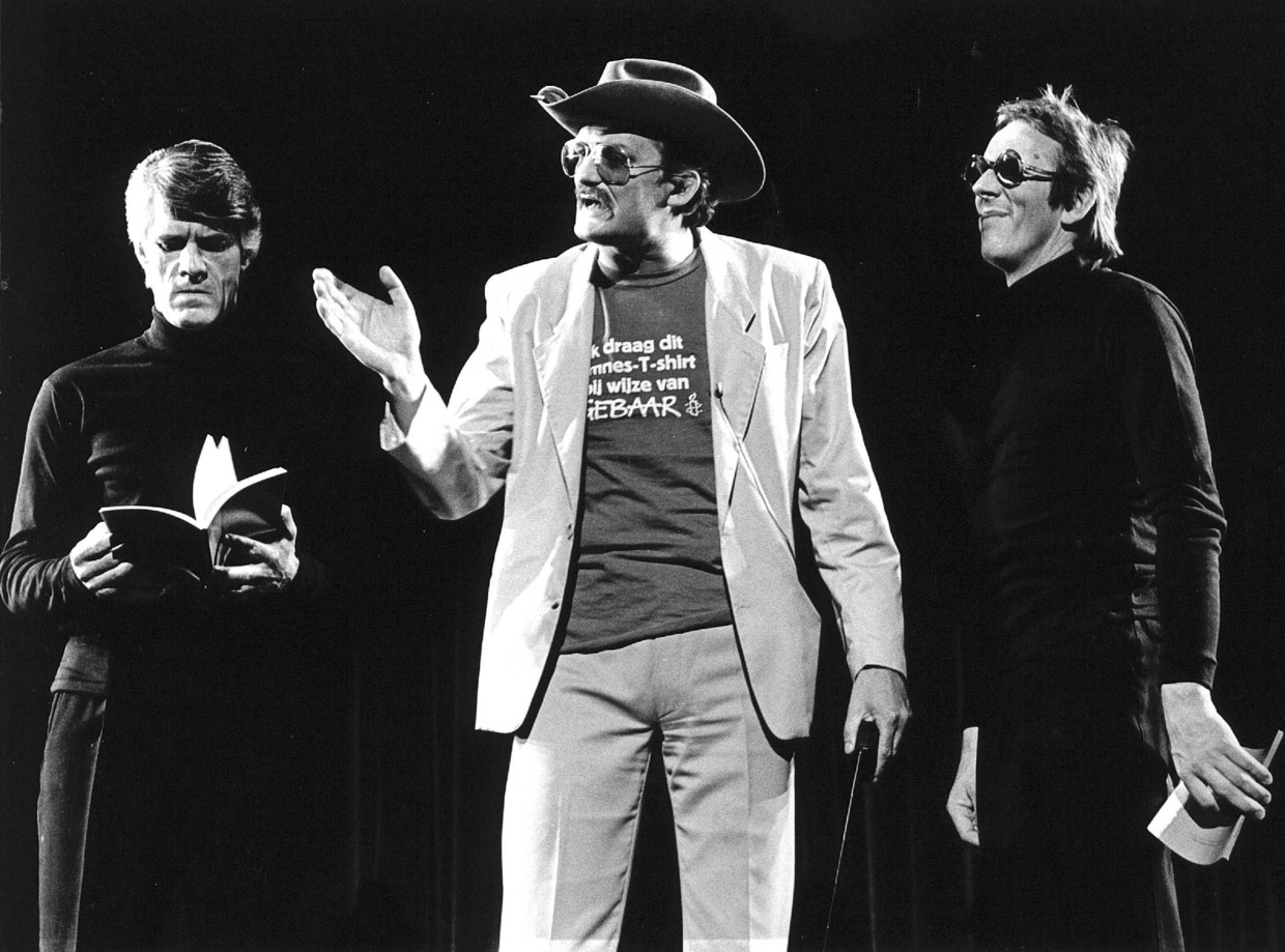 Kees van Kooten, Wim de Bie en Freek de Jonge in 'Het Gebaar', een benefietvoorstelling voor Amnesty in 1983. Beeld ANP