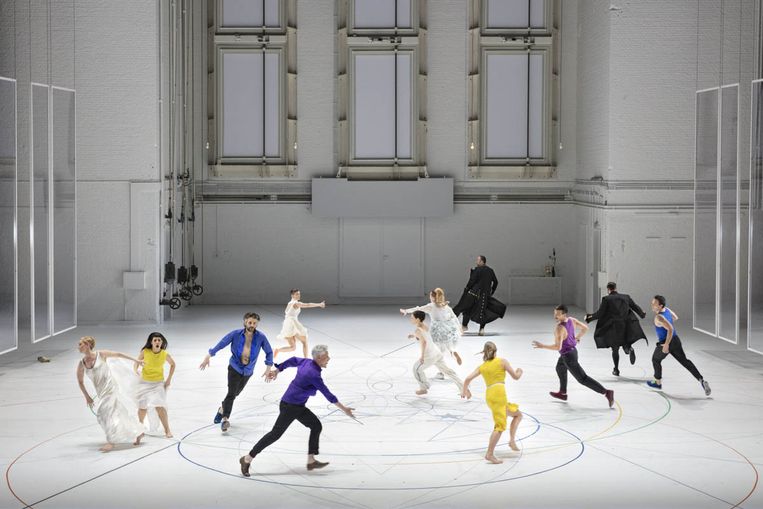 ‘Così fan tutte’ bij Opera Vlaanderen. De dansers pikken elementen op uit de orkestpartituur en vormen die heel subtiel om tot beweging. Beeld Opera Ballet Vlaanderen