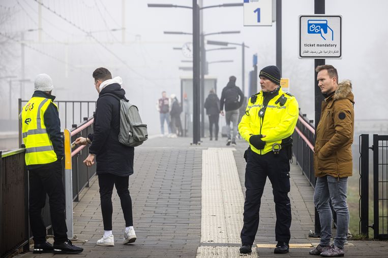 Treinreizigers op het station van Maarheeze worden permanent gecontroleerd, omdat asielzoekers van het nabijgelegen azc in Budel nog altijd overlast zouden veroorzaken. Beeld ANP / Rob Engelaar