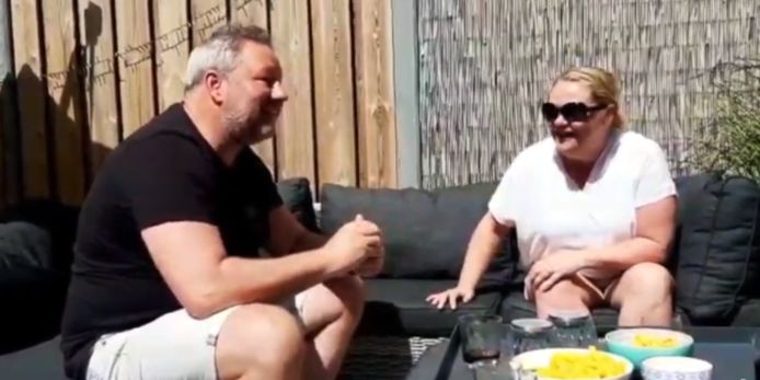 Roy en Rosalien krijgen het heuglijke nieuws te horen van Richard (niet in beeld).