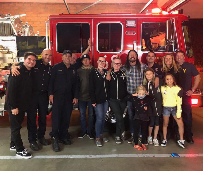 Dave Grohl op bezoek bij de brandweer van Calabasas.