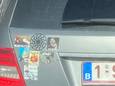 Un automobiliste qui arbore des autocollants nazis sur sa voiture, est-ce légal?