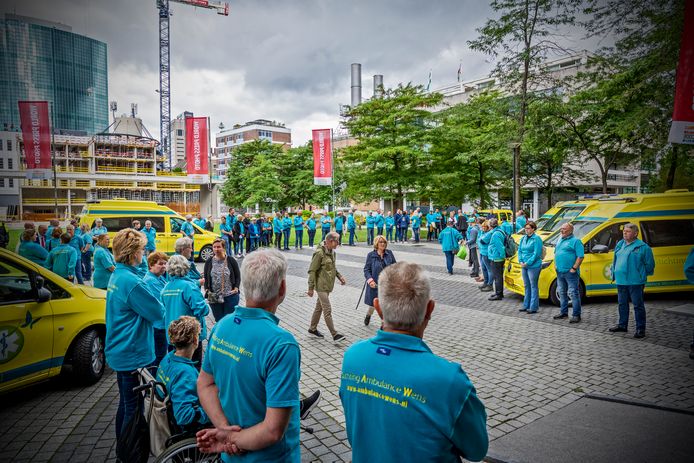 Het plein voor de Laurenskerk stond vol vrijwilligers van de Stichting Ambulance Wens.