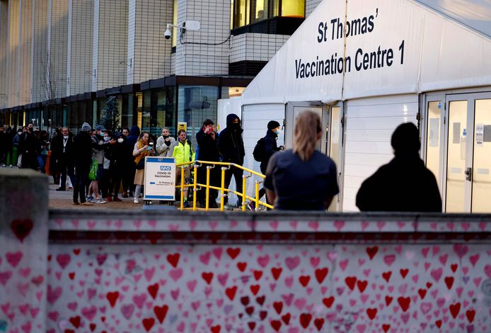 Lange rijen wachtenden voor het boostervaccin in Londen.