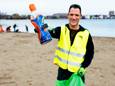 Marc van Amerongen van Hengelsportvereniging De Rijnstreek haalt in korte tijd twee volle vuilniszakken met troep op rond de Cattenbroekerplas.