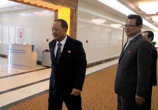 De Noord-Koreaanse minister van Buitenlandse Zaken, Ri Yong Ho (links).