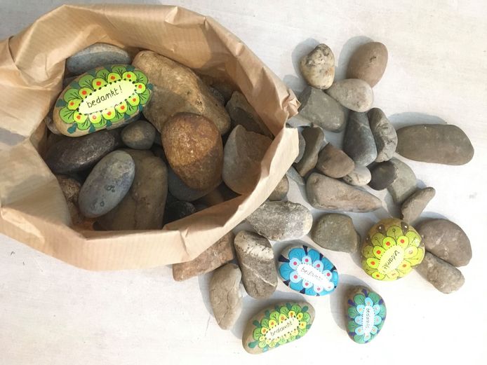 Speelgoed Kiki beschildert de stenen en geeft kinderen tips hoe ze dat zelf kunnen doen
