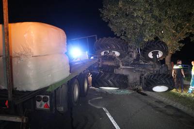Tractor belandt op kant, bestuurder gewond