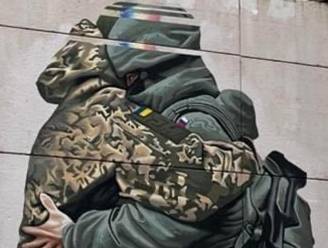 Zware kritiek op muurschildering van knuffelende Oekraïense en Russische soldaat