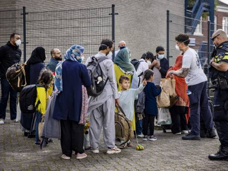 Asielopvang zit propvol: 'Alles op alles om crisisnoodopvang op veldbedden in sporthallen te voorkomen'