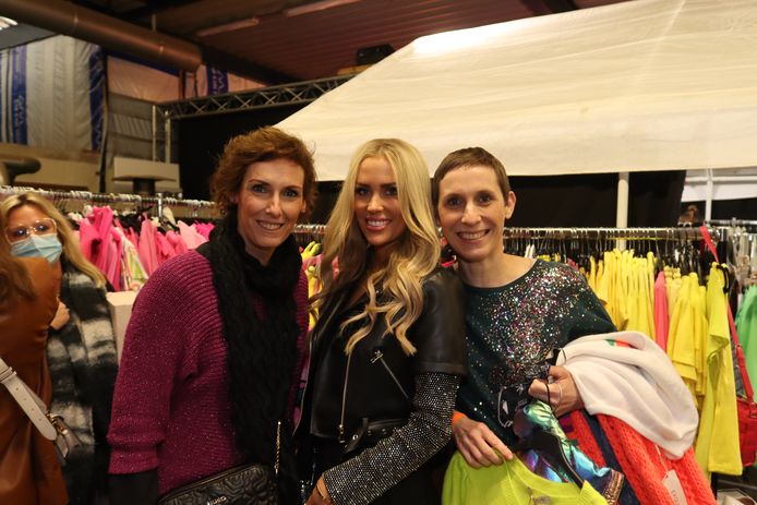 Anouk Matton nam na de modeshow uitgebreid de tijd voor foto's en selfies met bezoekers