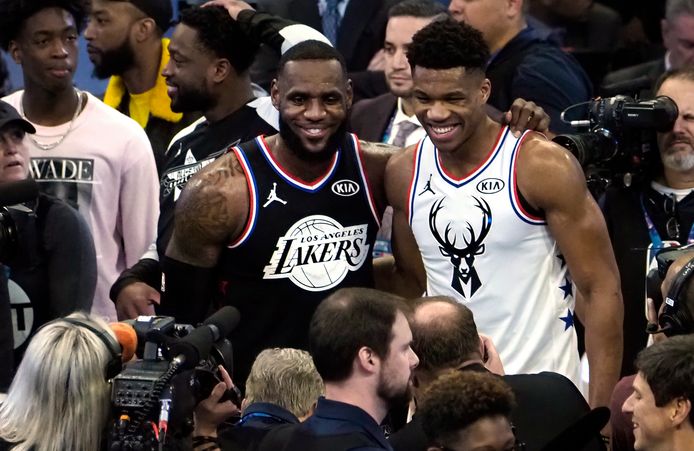 LeBron James (l) en Giannis Antetokounmpo tijdens de All Star-wedstrijd van vorig jaar.