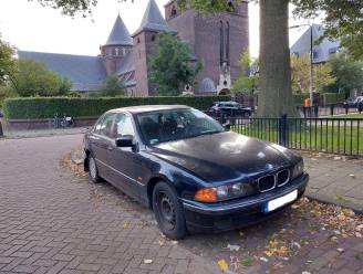 Achtergelaten auto’s in de straat: Tilburg is er klaar mee
