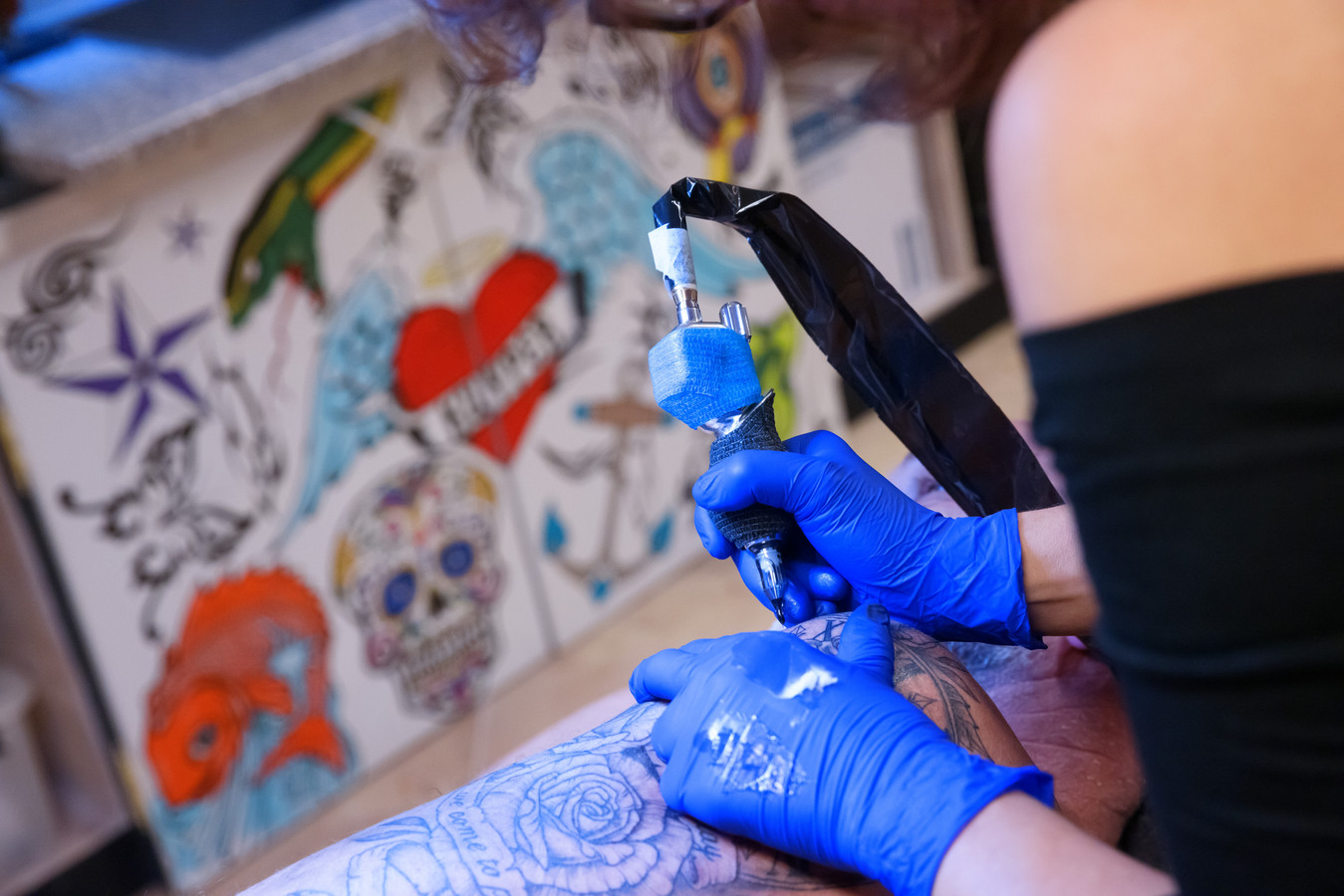 Tatoeëerders vrezen dat het straks lastig wordt gekleurde tattoo te