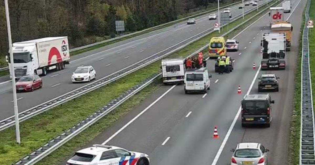 Ongeluk met meerdere voertuigen op A58, meerdere files wegens paasdrukte.