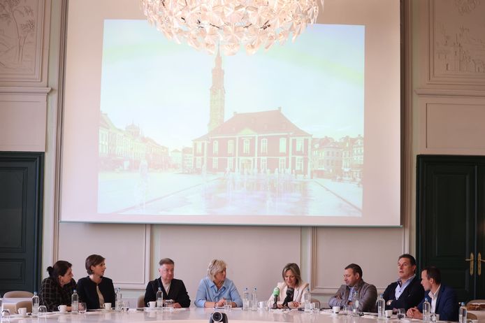 Het schepencollege van Sint-Truiden stelde Ingrid Kempeneers vanmorgen officieel voor als nieuwe burgemeester van de stad.