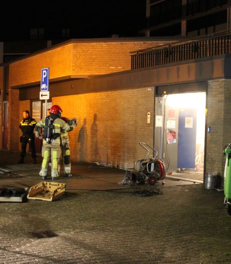 Politie jaagt 50 mensen hun bed uit om brandende fietsaccu’s in Lelystad