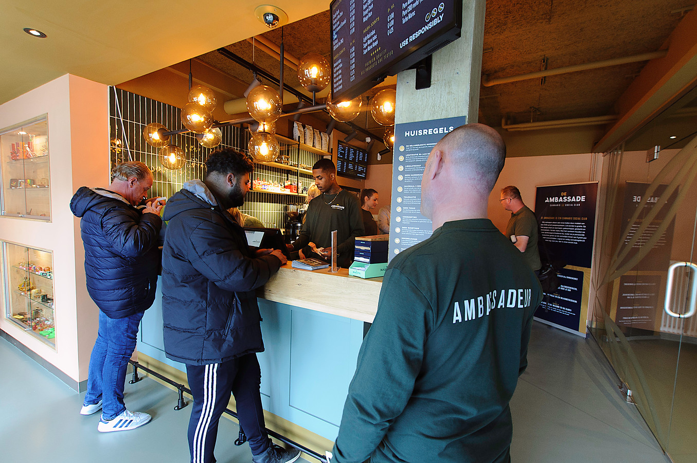De nieuwe coffeeshop in Zwijndrecht, die in mei dit jaar opende, werkt eveneens met registratie om te kunnen controleren of er niet meer dan de toegestane 5 gram per persoon per dag wordt verkocht