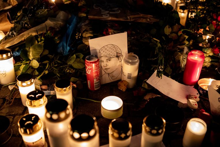 Met kaarsjes, cola en bloemen wordt rapper Einár herdacht in de wijk Hammarby Sjostad, waar hij werd doodgeschoten. Beeld EPA