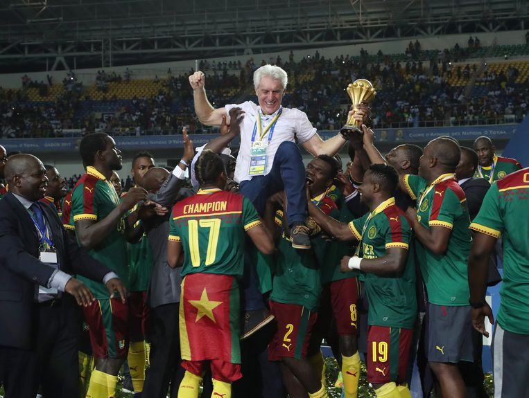 Hugo Broos, bondscoach van Kameroen, viert de Africa Cup met zijn spelers. Beeld EPA