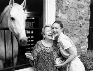 Gigi en Bella Hadid rouwen na verlies van hun Nederlandse ‘wonderful oma’: “Ik wou dat ik je nog kon knuffelen”