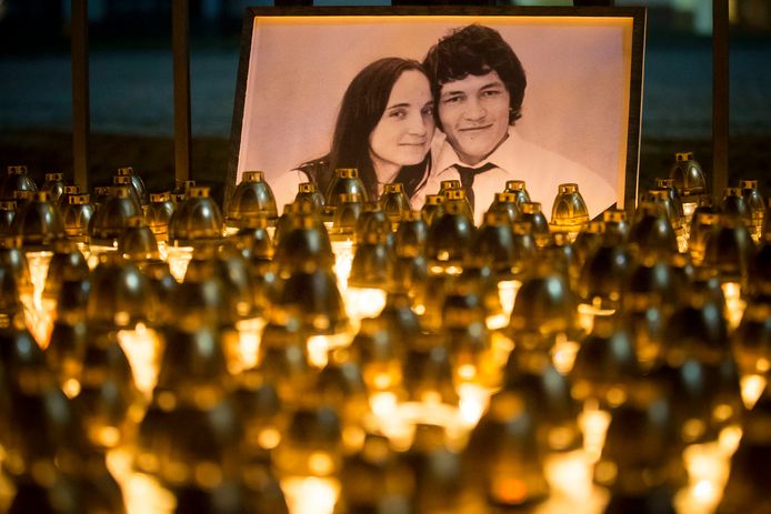 Foto's van de vermoorde journalist Jan Kuciak en zijn verloofde Martina Kusnirova bij een wake voor de twee.