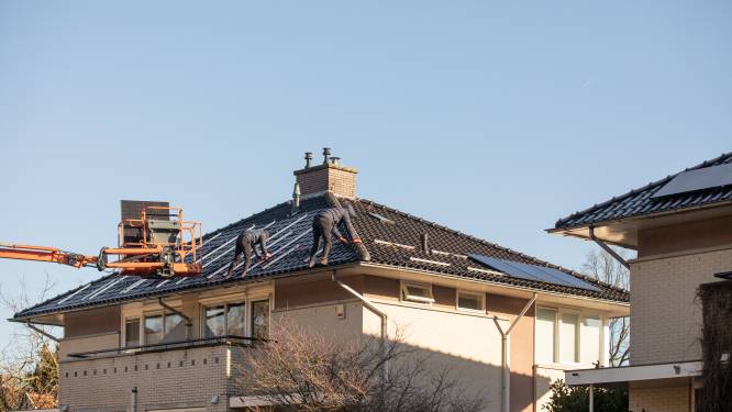 Deze gemeente reageert woedend omdat bewoners zonnepanelen op dak leggen, dit is waarom
