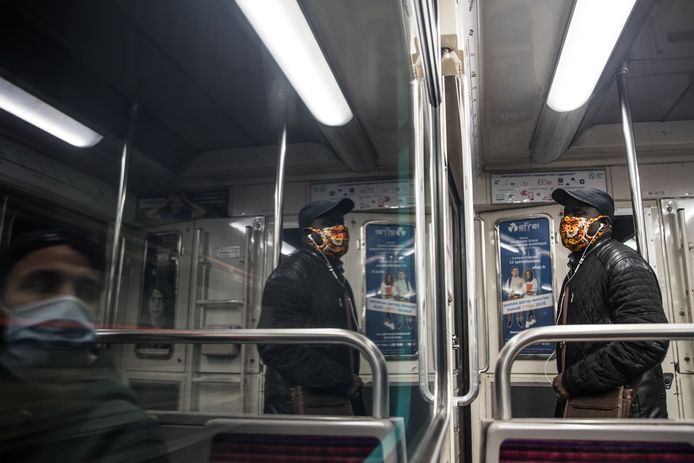 Een man met een mondmasker in de metro van Parijs.