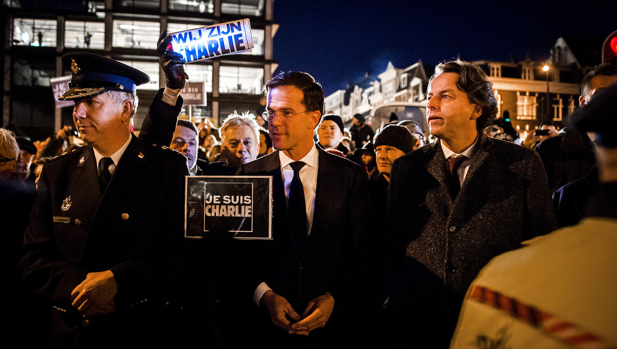 Minister Koenders (r) en premier Rutte op de Dam tijdens de demonstratie tegen de aanslag op Charlie Hebdo. Rutte liep mee met een potlood in zijn hand. Beeld anp