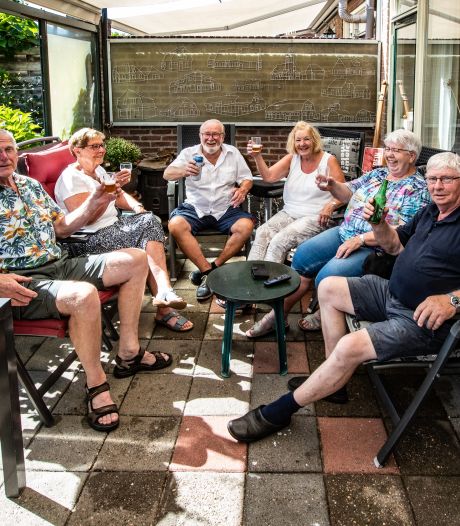 Al deze inwoners van Nieuw Heeten zijn al 50 jaar buren én getrouwd: ‘Sfeer is heel gezellig’