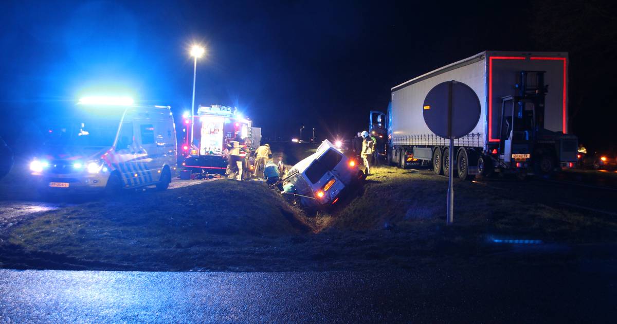 Bestelbus in sloot na botsing met vrachtwagen in Rijssen, bestuurder gewond.