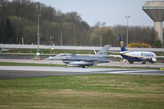 Een van de drie Nederlandse F-16's dinsdag op de luchthaven van Charleroi.
