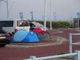‘Scheveningen is gekkenhuis’: Nu ook overlast van massaal illegaal kamperen op strand en straat 