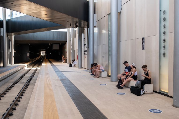 Secondo i critici, la nuova Stazione Centrale di Matera è essenzialmente una facciata.  Tutto si illumina e luccica, ma c'è un solo folletto ogni mezz'ora, in partenza per Bari.  Statua Giulio Bisquetelli