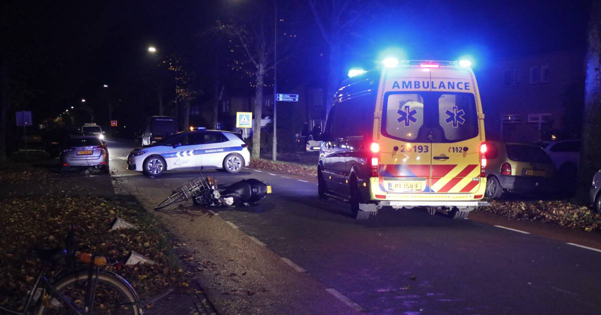 Fietsster ernstig gewond bij aanrijding met scooter in Nieuwendijk.
