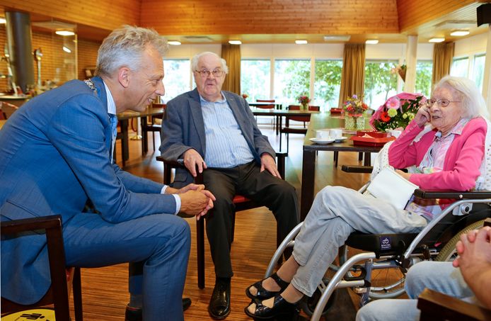 Burgemeester Sjors Fröhlich bezocht het gelukkige paar.