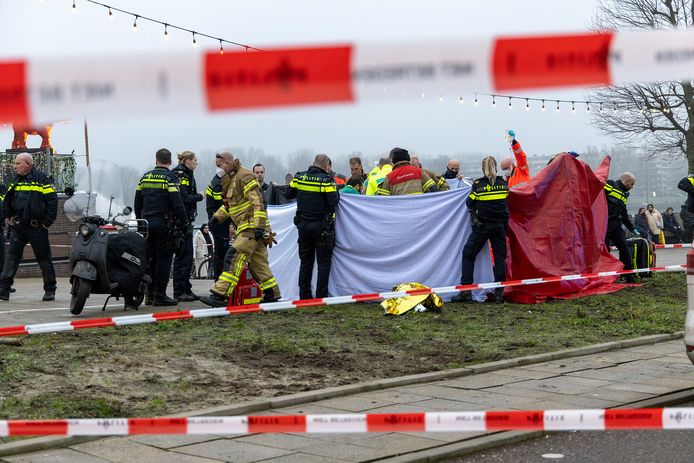 Hulpdiensten verzamelen zich aan Meer en Vaart in Amsterdam Nieuw-West, waar een 29-jarige man uit Nijmegen is neergestoken.