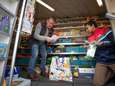 Extra drukte voor rijdende SRV-winkel: ‘In Amsterdam hebben ze Picnic, hier in IJsselmuiden hebben we Gerrit’