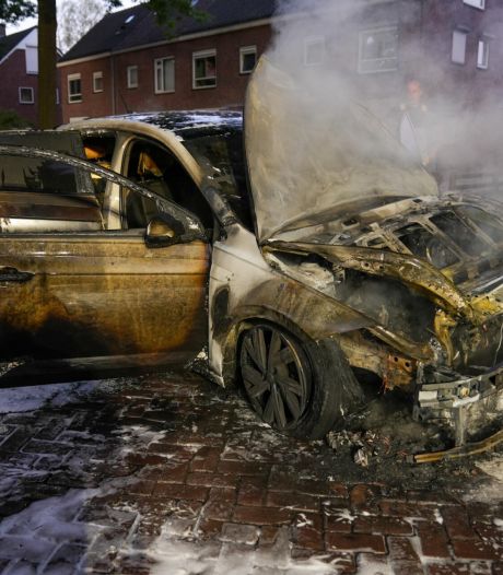 Geparkeerde auto verwoest door brand in Helmond, opzet niet uitgesloten