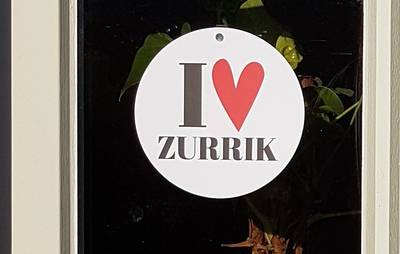 Valentijnsballonnen en I Love Zurrik sieren Soerendonk; afzender Willie, maar wie is Willie?