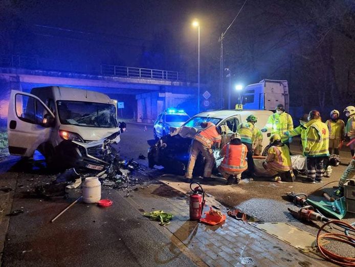 Begin dit jaar gebeurde nog een ongeval in Halle waarbij de chauffeur onder invloed van drugs en alcohol bleek. De brandweer moest de bestuurder van de kleine bestelwagen bevrijden.