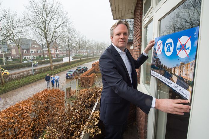 Maart 2018: Lawrence van Woensel hangt een actieposter op het raam van zijn woning aan de Franklin Rooseveltlaan in Breda, aan de Zuidelijke Rondweg.