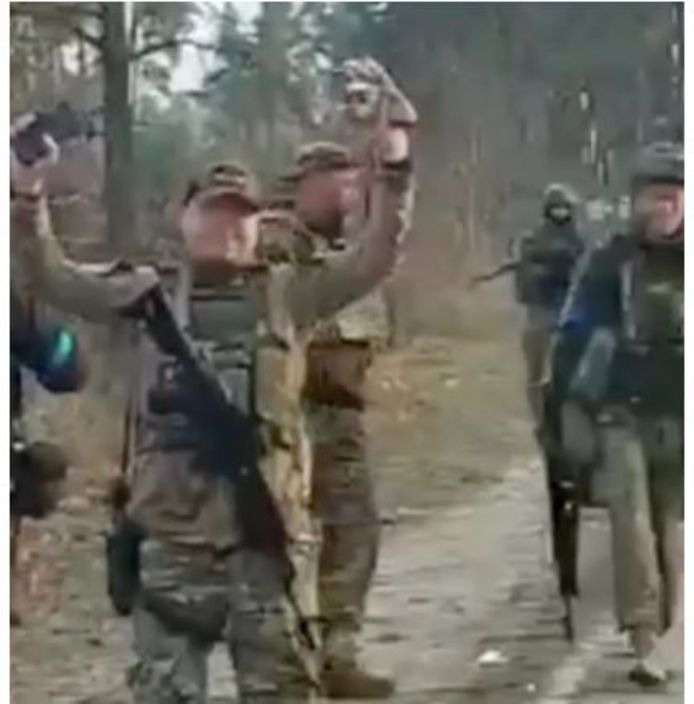 Screenshot uit de video waarop Oekraïense soldaten te zien zijn op de plek waar Russische militairen rond 30 maart zouden geëxecuteerd zijn.