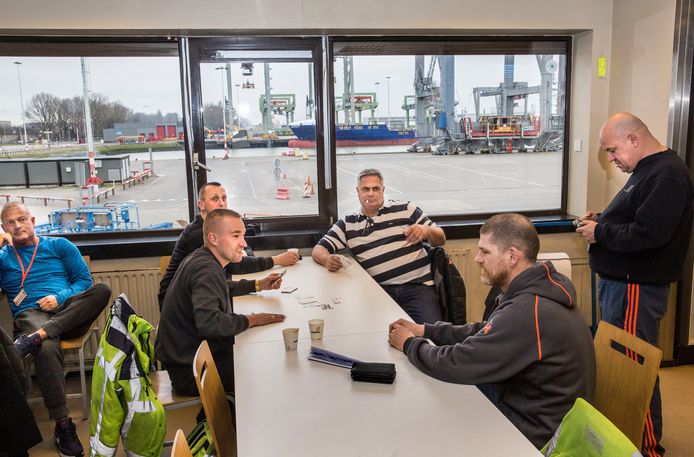 Het terrein van Uniport is leeg, maar het personeel moet blijven komen. Ze zitten hun dienst uit in de kantine. 
Het schip op de achtergrond ligt er niet om te laden en te lossen, maar is er door de reder tijdelijk geparkeerd.