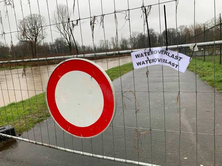 Op sommige plaatsen in Geraardsbergen is het jaagpad afgesloten. Beeld Frank Eeckhout
