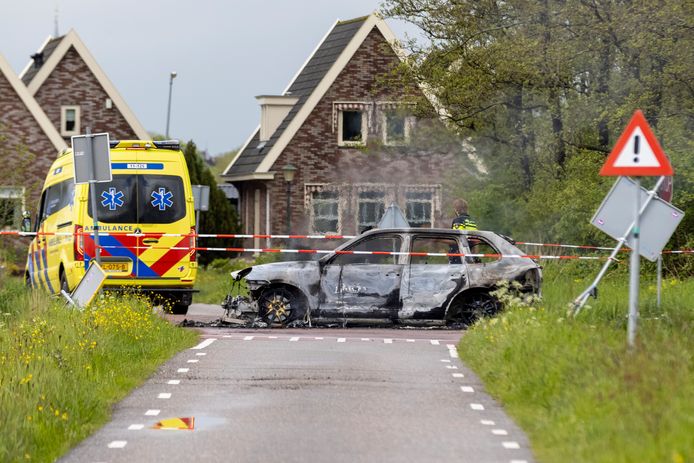 In Broek en Waterland staken de overvallers twee vluchtauto's in brand.